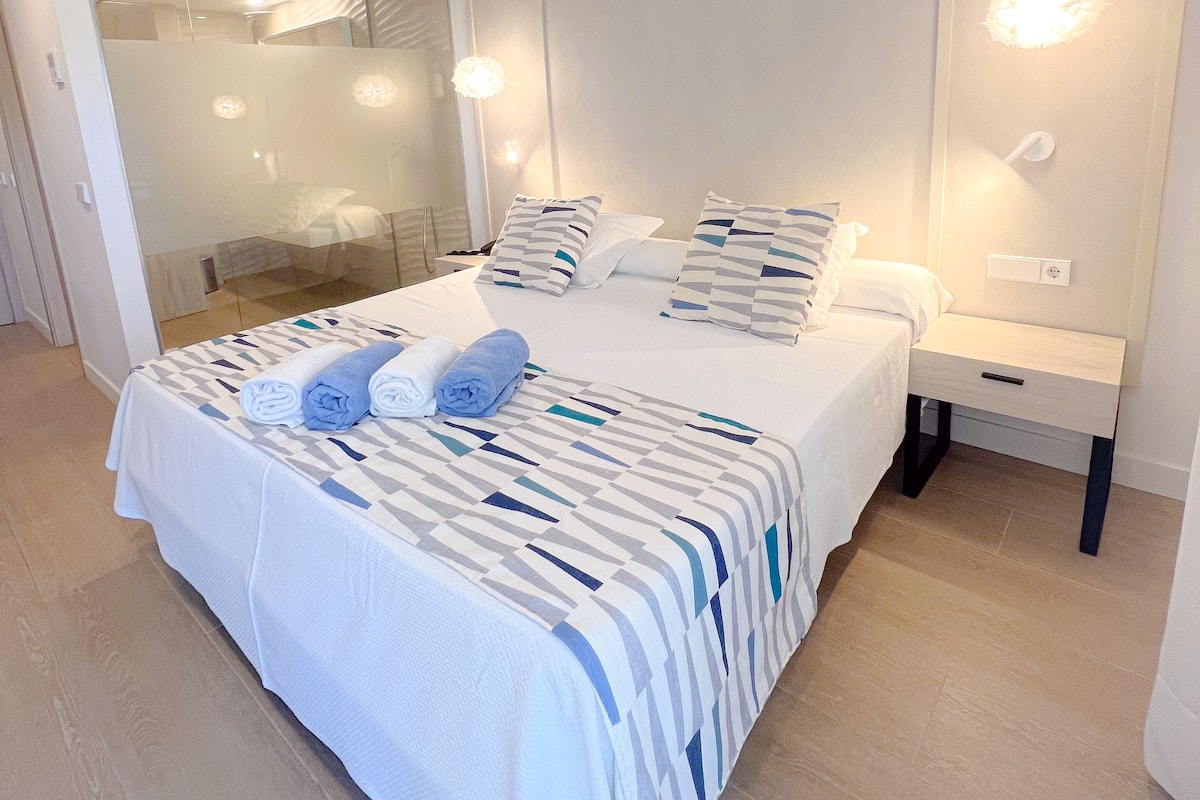 Superior tweepersoonskamer, balkon | 1 slaapkamer, een minibar, een bureau, een laptopwerkplek