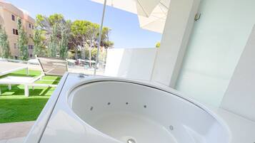 Suite junior, Terraza, vista a la alberca | 1 habitación, minibar, escritorio y espacio para trabajar con laptop