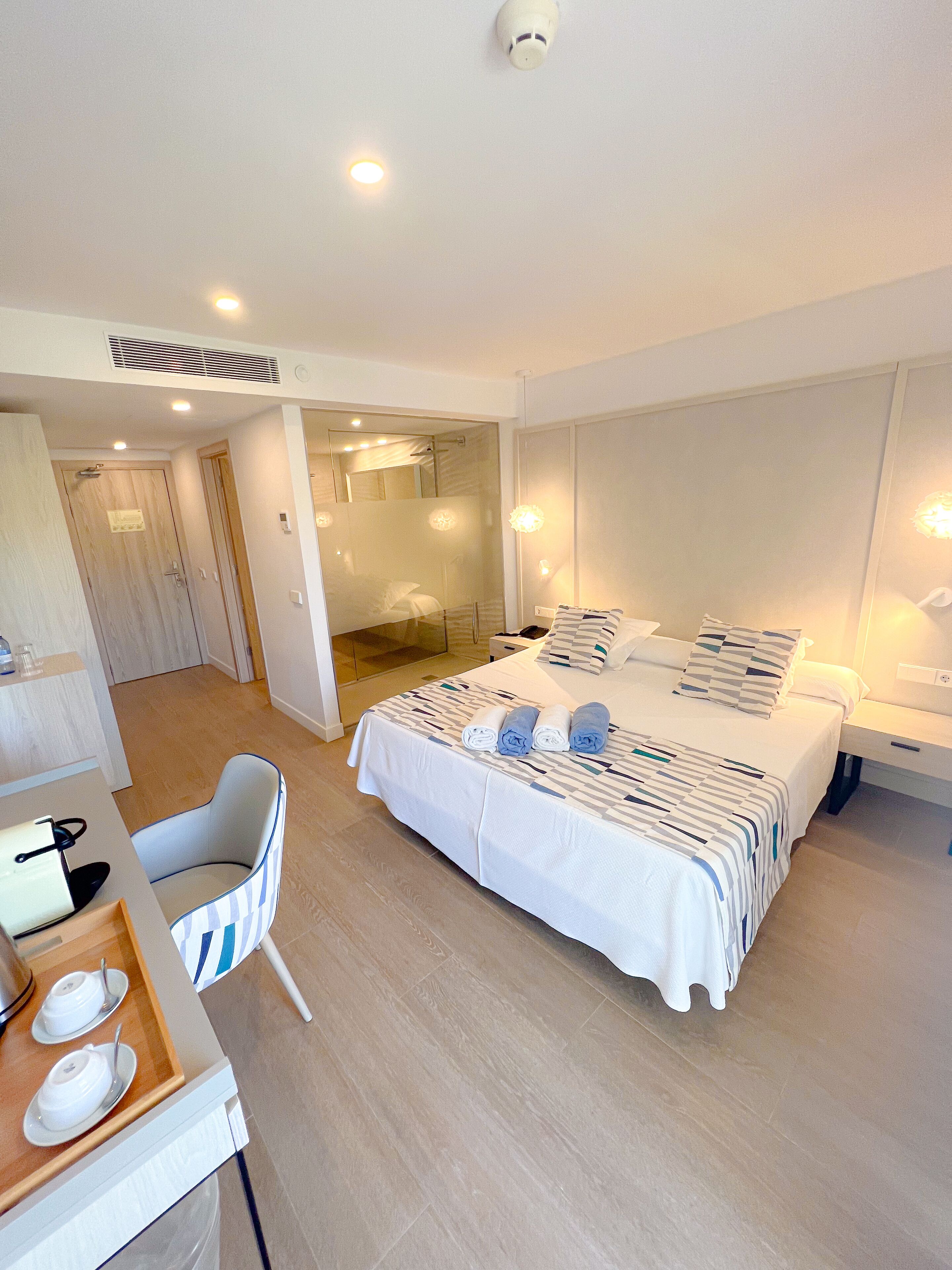 Superior tweepersoonskamer, balkon | Een minibar, een bureau, een laptopwerkplek, verduisterende gordijnen