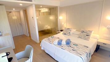 Superior tweepersoonskamer, balkon | Een minibar, een bureau, een laptopwerkplek, verduisterende gordijnen