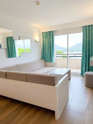 Minibar, desk, laptop workspace, blackout curtains - Diamant Hotel y Aparthotel (Capdepera)