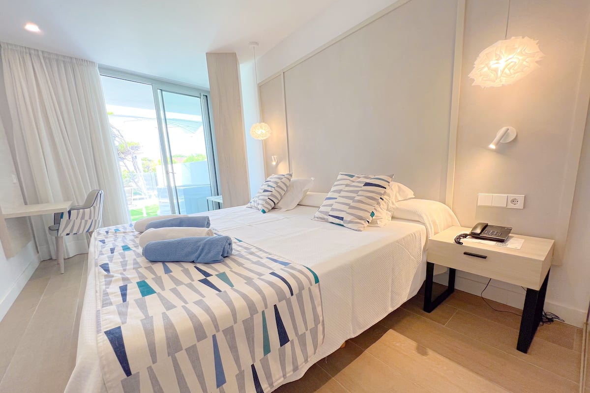 Suite – junior, terrasse, bassengutsikt | Minibar, skrivebord, skrivebord for bærbar PC og blendingsgardiner