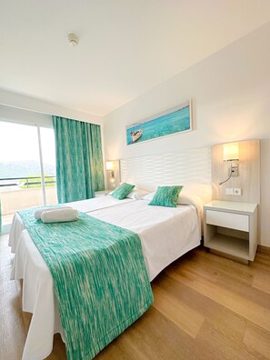 Minibar, desk, laptop workspace, blackout curtains - Diamant Hotel y Aparthotel (Capdepera)