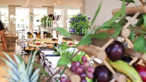 A buffet with various fruits and vegetables on display. - Diamant Hotel y Aparthotel (Capdepera)