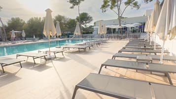 Una piscina cubierta, una piscina al aire libre de temporada