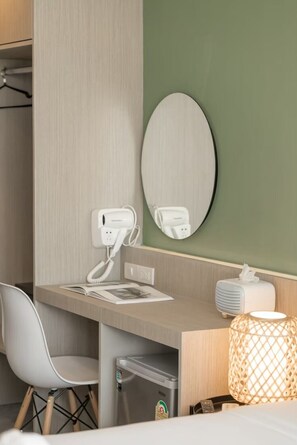 Caja de seguridad en la habitación, escritorio y cortinas blackout