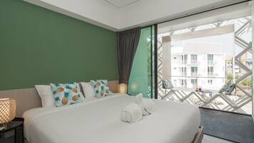 Deluxe-studiolejlighed - balkon - udsigt til pool | Pengeskab på værelset, skrivebord, mørklægningsgardiner, gratis Wi-Fi