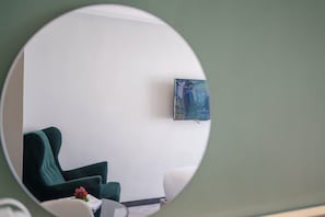 Televisión de pantalla plana de 30 pulgadas con canales por cable 
