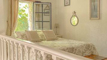 2 slaapkamers, een strijkplank/strijkijzer, beddengoed