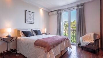 6 dormitorios, escritorio, tabla de planchar con plancha y cuna de viaje