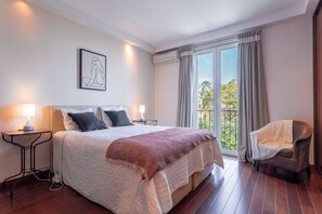 6 bedrooms, desk, iron/ironing board, travel cot