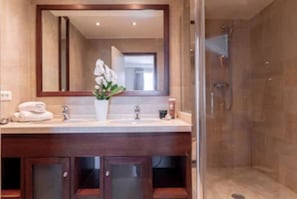 Combined shower/tub, jetted tub, hair dryer, towels - Charming Villa,  Sea View,  minutes from Palm Beach and Cannes (Vallauris)