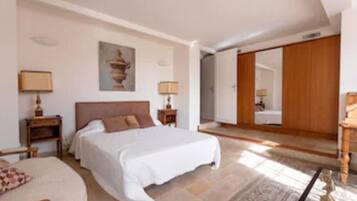 6 bedrooms, desk, iron/ironing board, travel crib