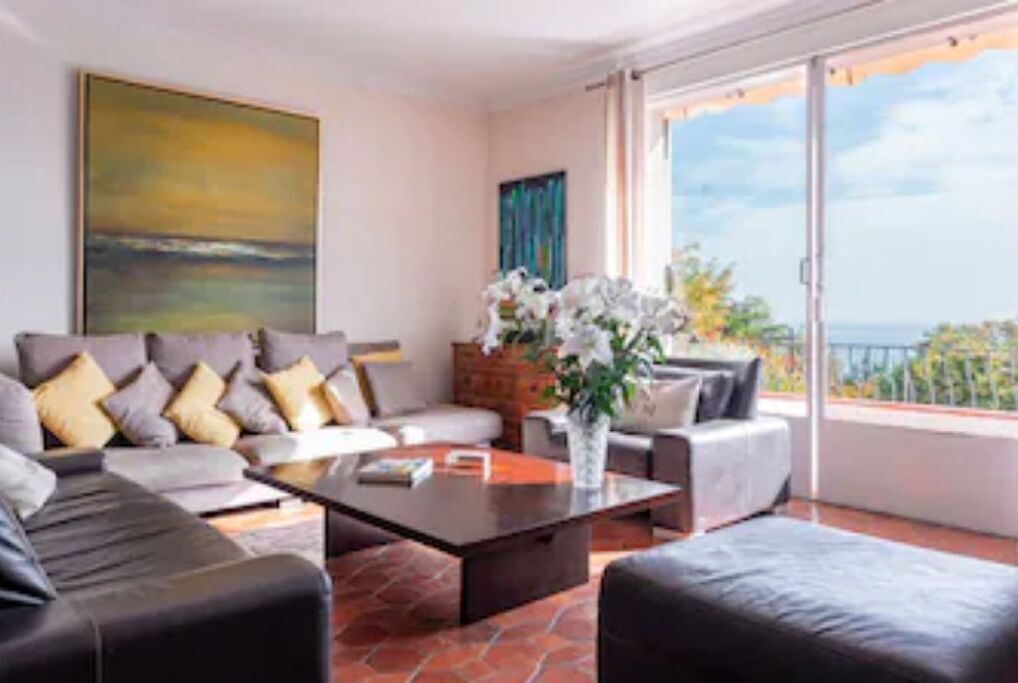 Smart TV, chimenea, tenis de mesa y libros 