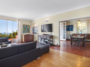 TV connectée, cheminée, table de tennis de table, livres