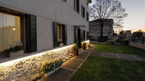 A modern building with a stone facade, large windows, and a well-maintained lawn. - Bed and Breakfast Canalgrande (Mira)
