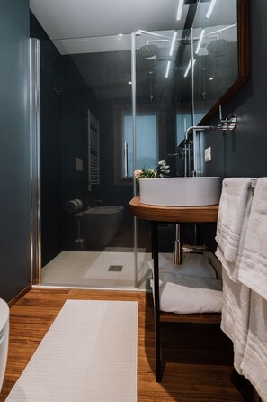 Classic Room | Bathroom | Free toiletries, hair dryer