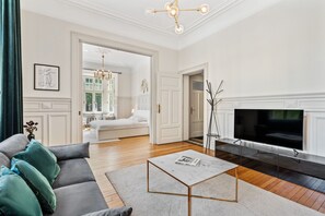 Apartamento | Zona de estar | Smart TV de 42 pulgadas con canales digitales, una televisión