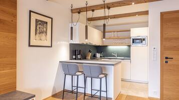 Kühlschrank, Ofen, Geschirrspüler, Wasserkocher mit Kaffee-/Teezubehör