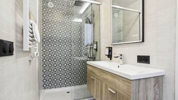 Dusche, Haartrockner, Handtücher, Seife