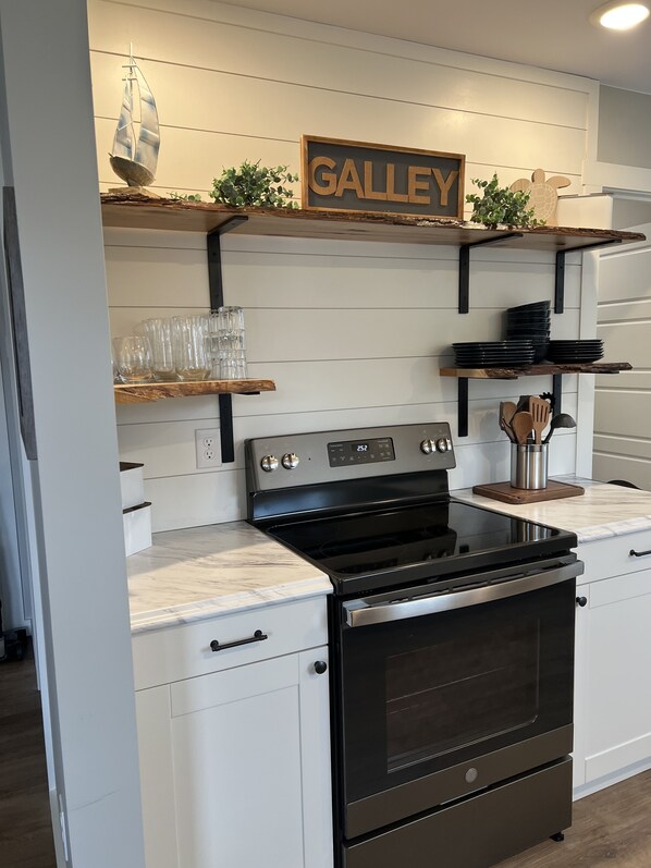 Fridge, microwave, oven, stovetop - The Last Cast lake rental monthly discounts available (Campbellsville)