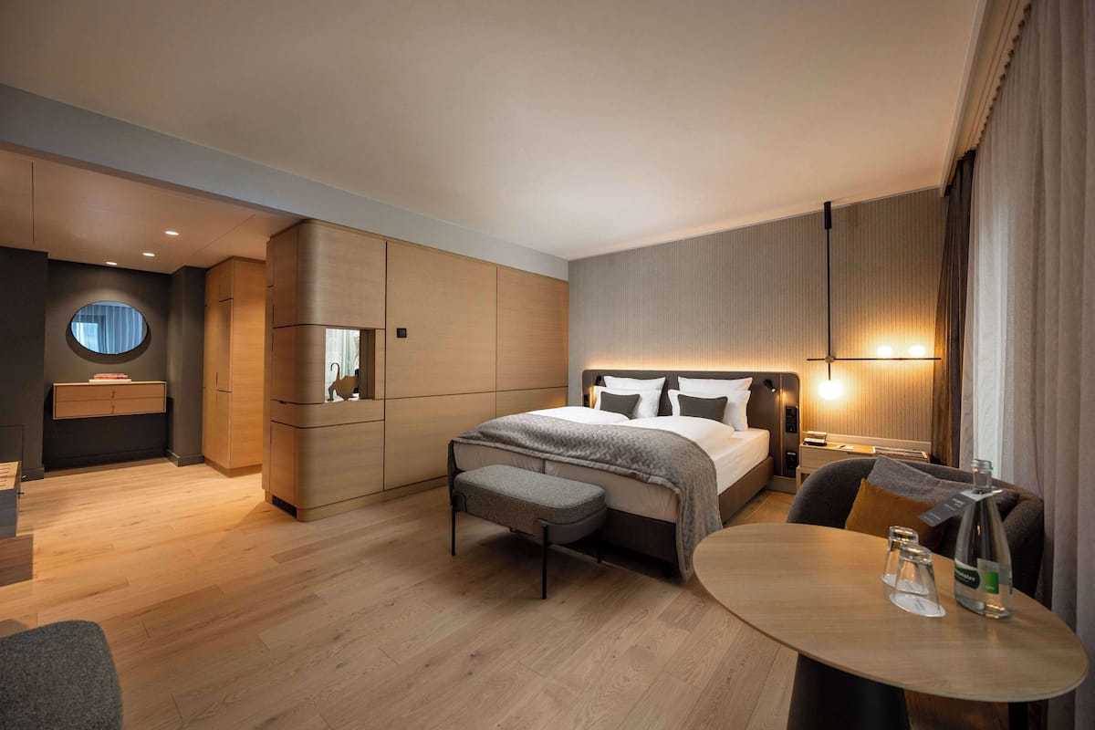 Ropa de cama hipoalergénica y caja de seguridad en la habitación