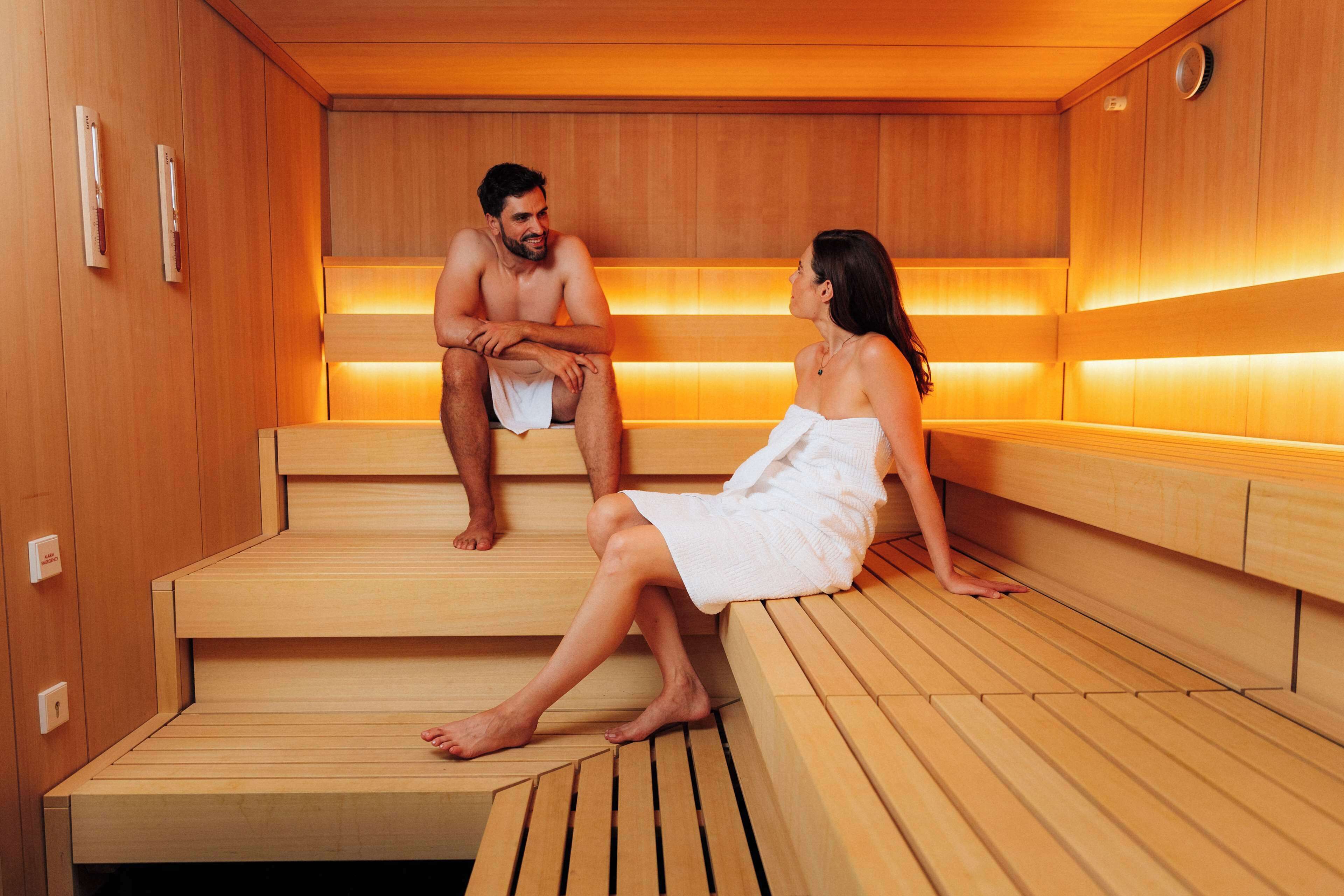 Eine Sauna mit Holzbänken und einer Sitzbank.