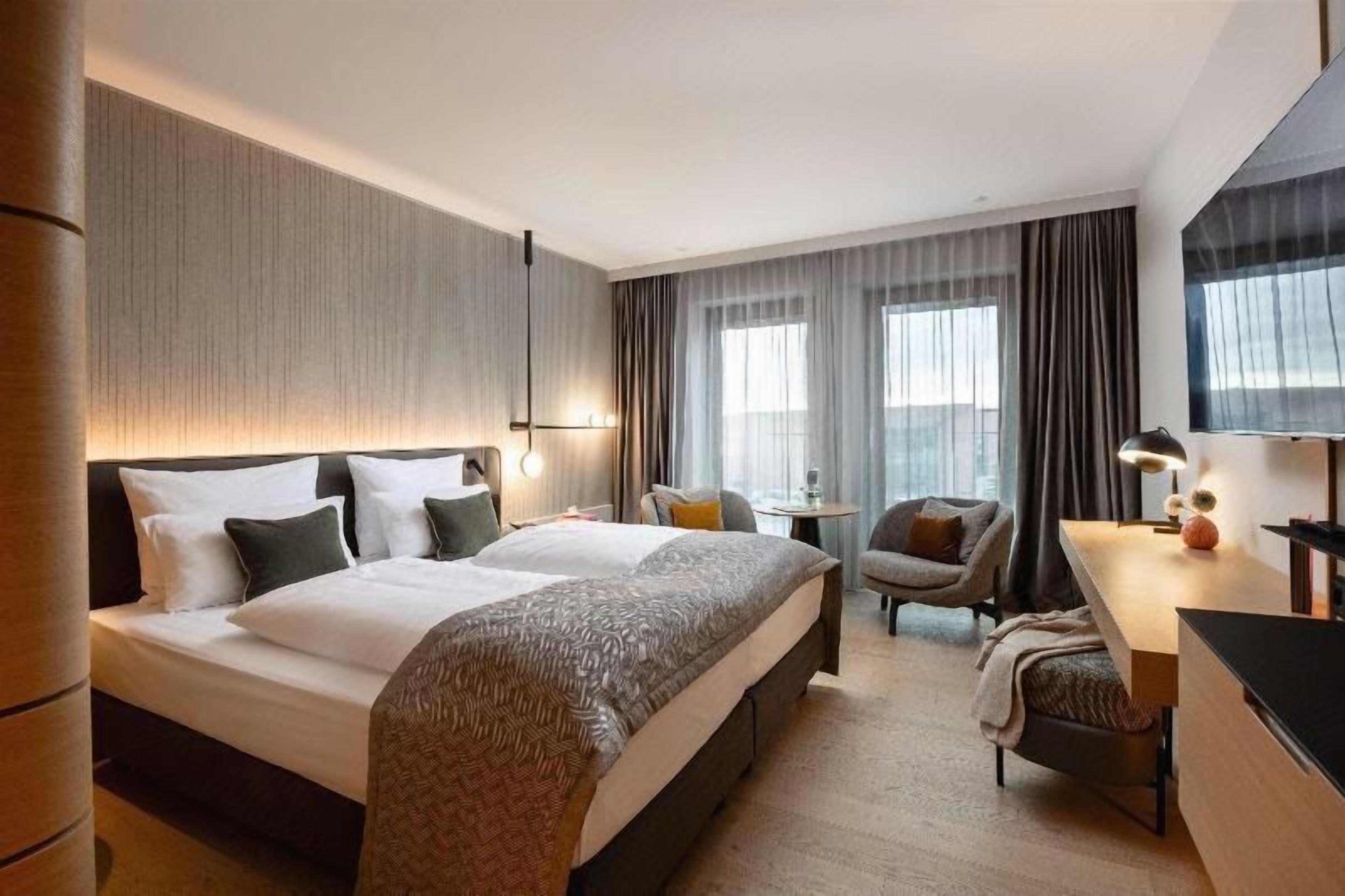 Hypo-allergenic bedding, in-room safe, desk, laptop workspace