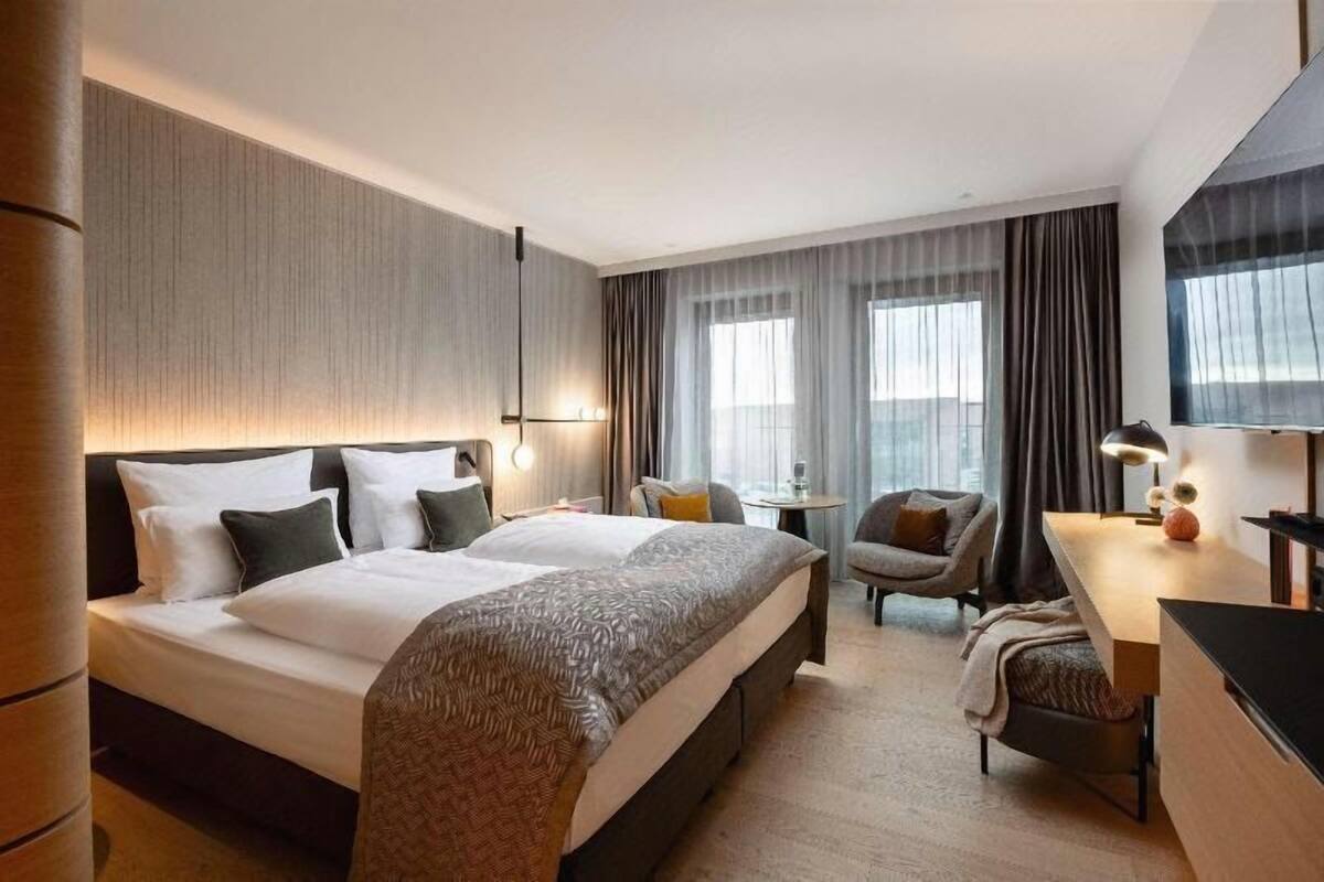 Hypo-allergenic bedding, in-room safe, desk, laptop workspace