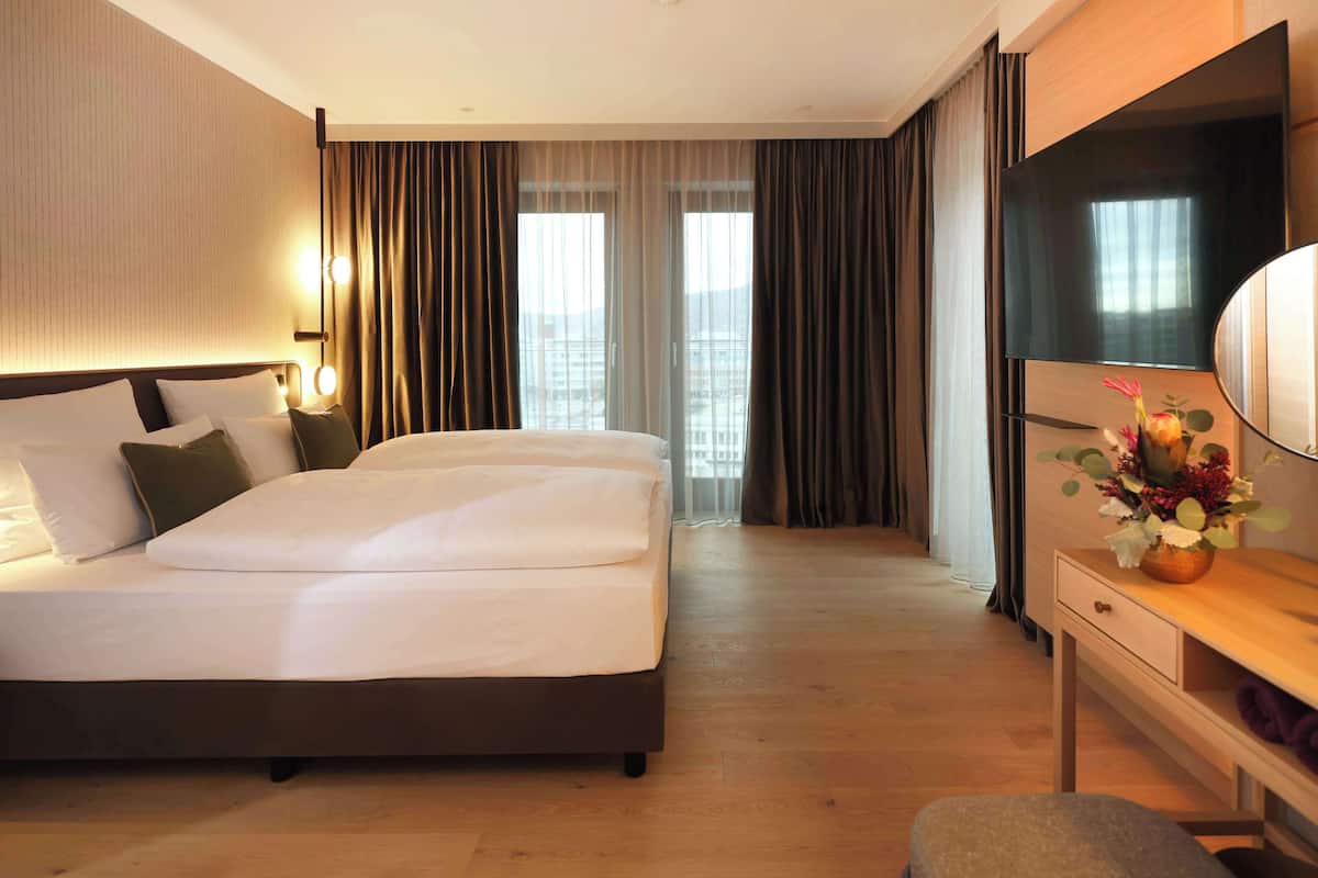 Ropa de cama hipoalergénica y caja de seguridad en la habitación