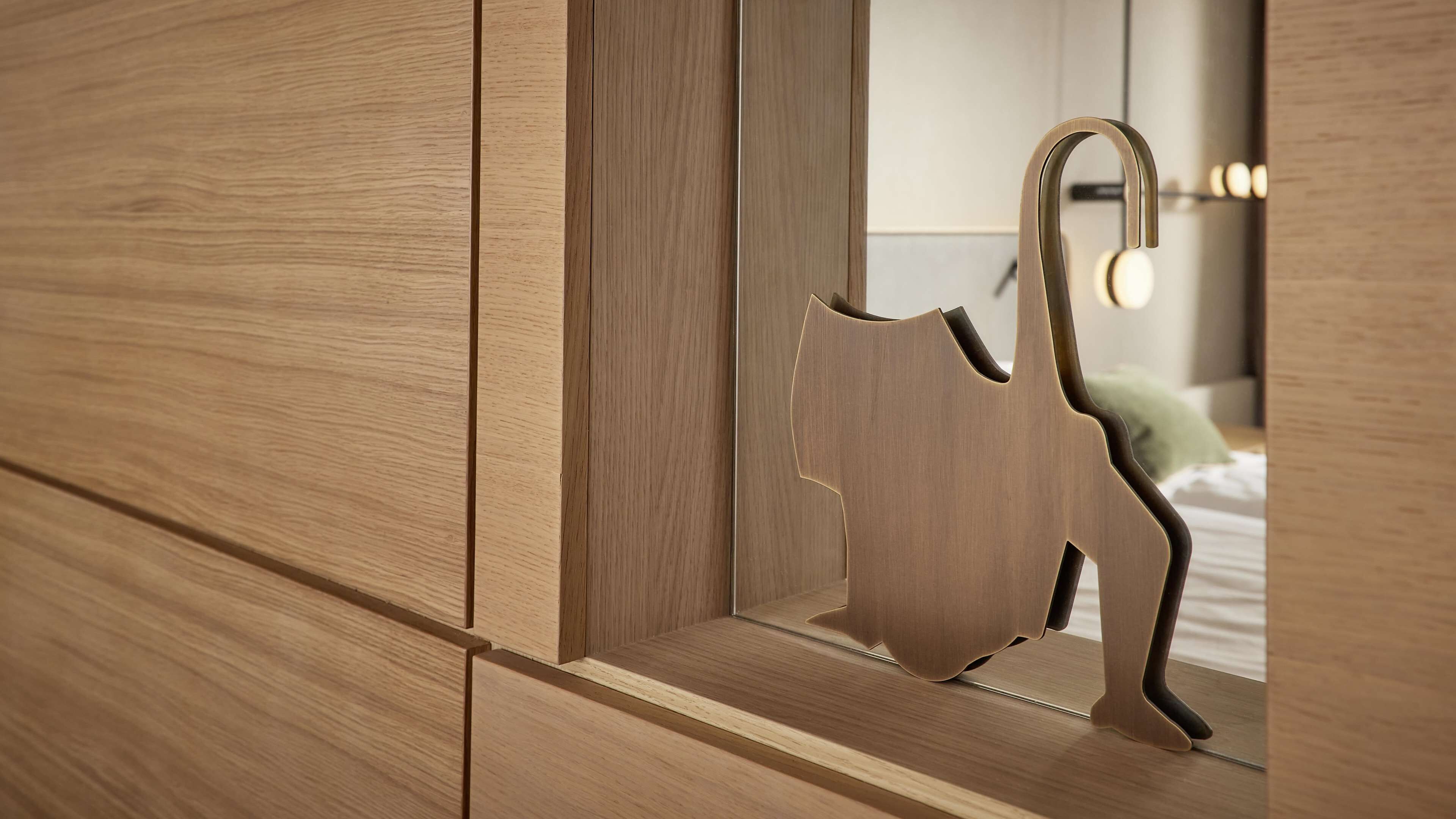 Un mueble de madera con un recorte con forma de gato.