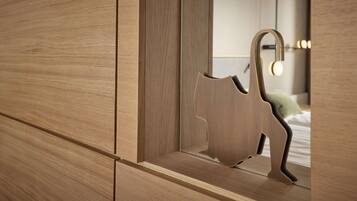 Un mueble de madera con un recorte con forma de gato.