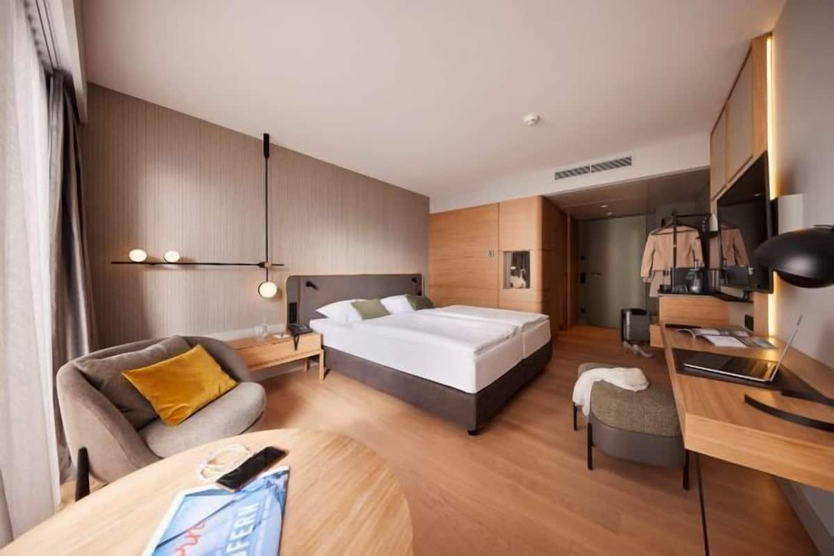 Ropa de cama hipoalergénica y caja de seguridad en la habitación