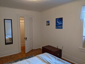 2 habitaciones, escritorio, tabla de planchar con plancha y wifi gratis 