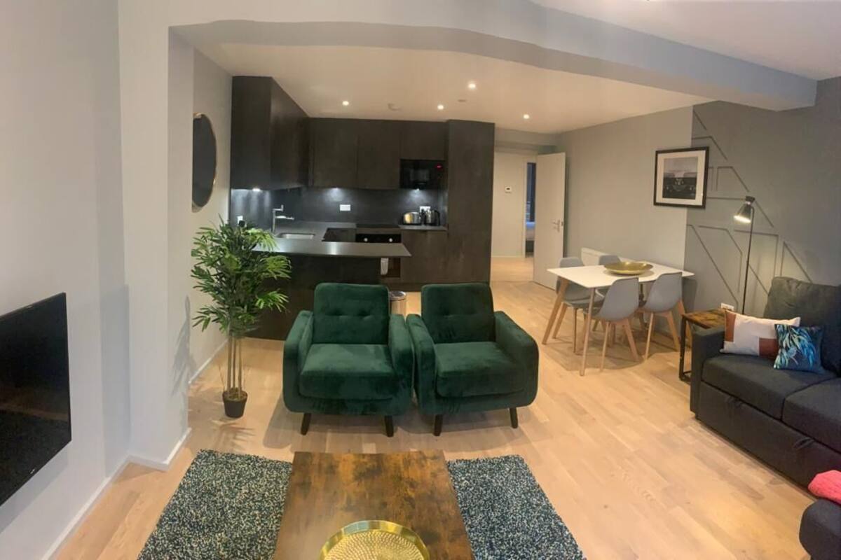 Deluxe-Apartment | Wohnbereich | 43-Zoll-Flachbildfernseher mit Kabelempfang, Fernseher