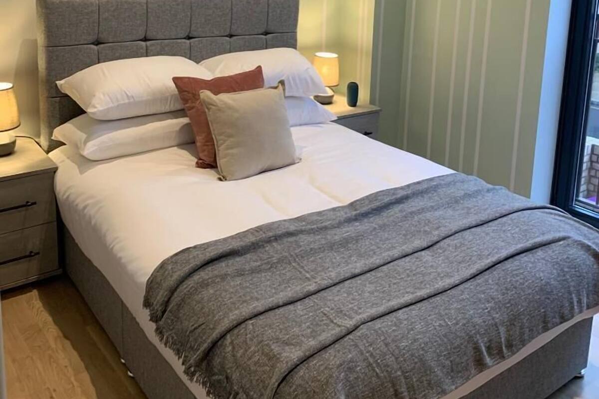 Iron/ironing board, free WiFi, bed sheets