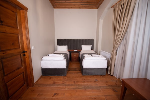Habitación triple estándar, 3 camas individuales, vista a la ciudad | Wifi gratis y ropa de cama