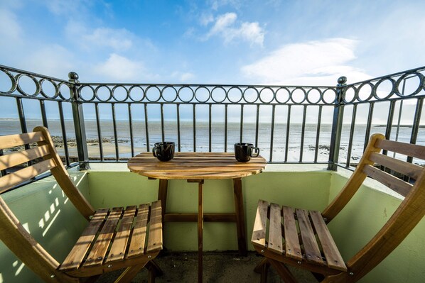 Outdoor dining - Apartment with Mountain View! (Newcastle)