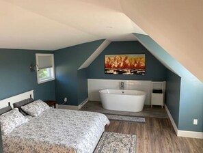 2 bedrooms, iron/ironing board, travel cot, free WiFi