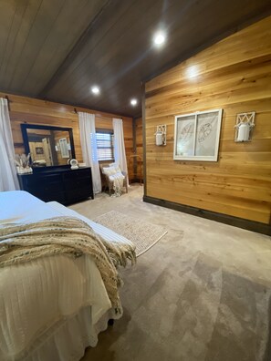 4 bedrooms, iron/ironing board, WiFi, bed sheets - Peaceful Retreat! Cozy Lodge with Scenic Views, Patio, Fire Pit. (Pinopolis)