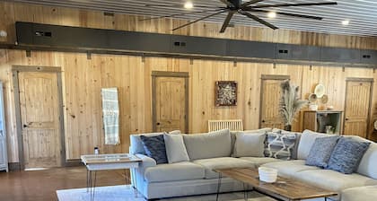 Peaceful Retreat! Cozy Lodge with Scenic Views, Patio, Fire Pit.