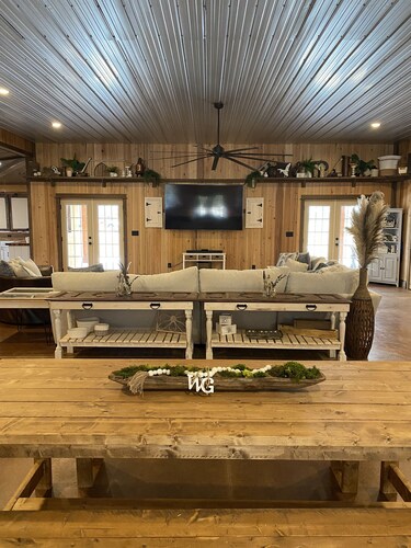 Peaceful Retreat! Cozy Lodge with Scenic Views, Patio, Fire Pit.