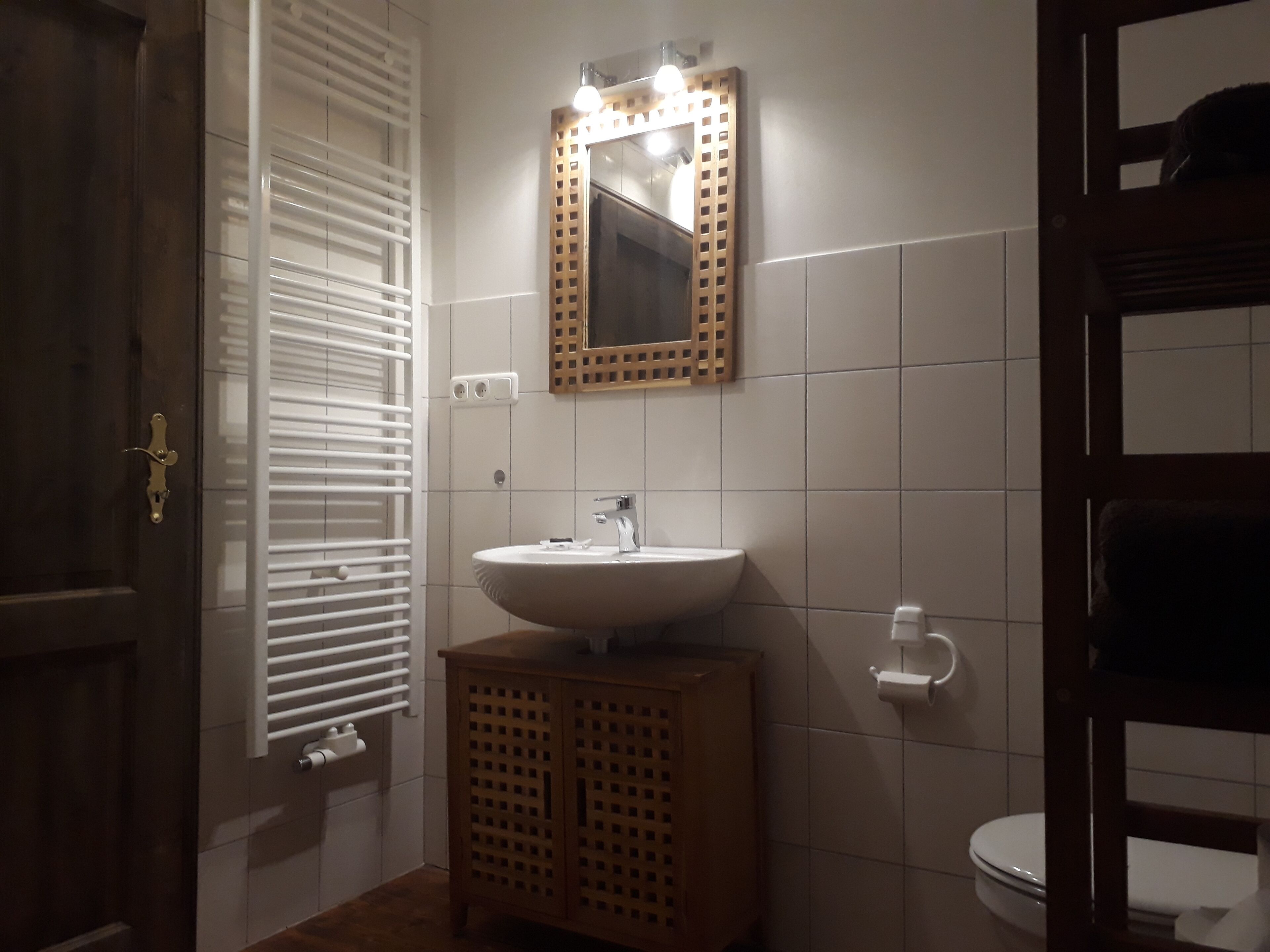 Ducha, secador de pelo, toallas, papel higiénico