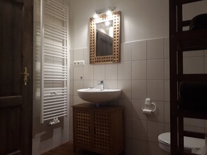 Douche, sèche-cheveux, serviettes fournies, papier toilette