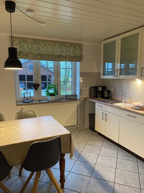 Køleskab, mikrobølgeovn, kogeplade, opvaskemaskine