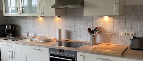 Frigorifero, microonde, forno, piano cottura