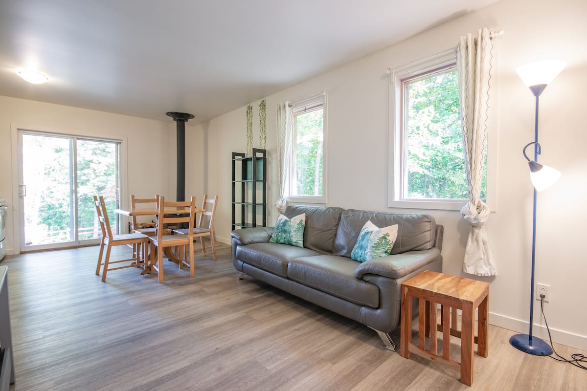 Cottage Supérieur, 2 chambres, cuisine, vue lac | Coin séjour | TV connectée de 40 pouces avec chaßnes numériques, télévision