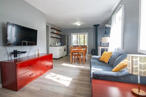 Living area - Lakepoint Cottage Resort (Bonnechere Valley)
