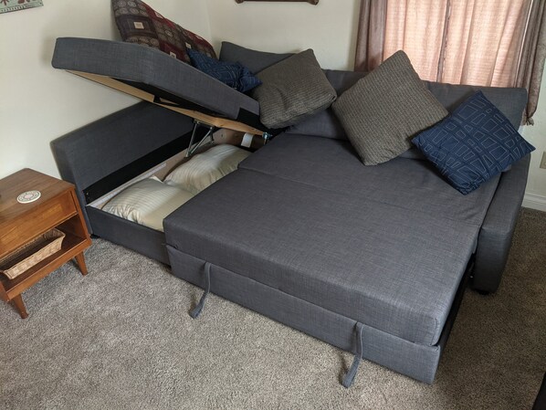 1 bedroom, desk, WiFi, bed sheets