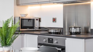 Business Apartment | Private kitchen - Seven Living Solihull - Broadoaks Studio (Solihull)